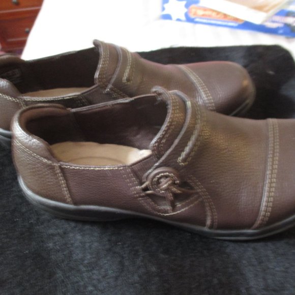 Women's Clarks Collection Brown Leather Shoes w/Button Accent Size 7 - Picture 4 of 5